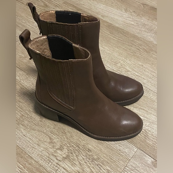 UGG CAMDEN BROWN ANKLE BOOTS SIZE 6 - Picture 2 of 10